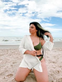 Pose For Midsize, Beach Looks Midsize, Photography Poses Midsize, Midsize Aesthetic Photography, Beach Inspo Pics Curvy, Curvy Beach Photoshoot, Midsize Picture Ideas, Curvy Instagram Picture Ideas