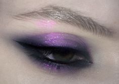 Masquerade Party Makeup, Pretty In Purple, Makeup Inspo Purple, Pastel Purple Makeup Looks, Wing Eye Makeup Looks, Smokey Eye Purple, Makeup Ideas Purple Eyeshadow, Grunge Eyeshadow Looks, Glitter Eyes Makeup