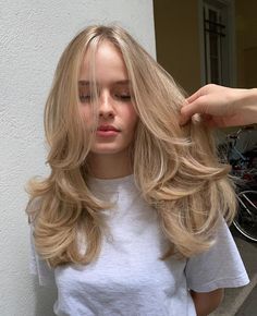 Matilda Djerf Hair, Styl Grunge, Blonde Layered Hair, Perfect Blonde Hair, Blonde Hair Transformations, Hair Techniques, Honey Blonde Hair, Matilda Djerf