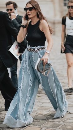 Spring 2023 Menswear Street Style – theFashionSpot Looks Total Jeans, Menswear Street Style, Denim Street Style, Jeans Street Style, Fall Trends Outfits, All Jeans, Couture Mode, Denim Trends