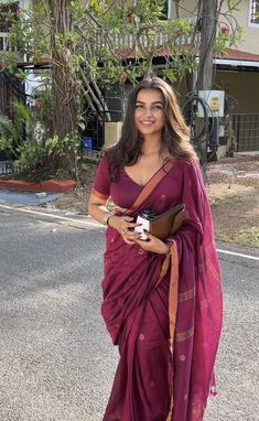 Ethnic Day Saree, Onam Saree Ideas, Traditional Saree Poses, Saree Farewell, Hot Sarees, Farewell Saree, Onam Outfits, Simple Lehenga, Simple Saree Designs