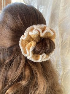 Beautifully handcrafted scrunchies in different colors, handmade in crochet.  The two-colored scrunchie gives you a unique accessory for your hair, and really elevates your entire style. Elegant, chic and essential. Style Elegant Chic, Scrunchies Crochet, Scrunchie Crochet, Colorful Scrunchie, Crochet Scrunchie, Crochet Scrunchies, Handmade Scrunchie, Crochet Hair Accessories, Crochet Business