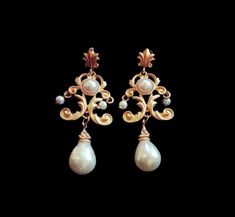 Magnificent new quality gold-colored baroque style stud earrings set with drop-shaped pearly white pearls from the collection. See supporting photos Dimensions: 6.5cm x 2.5cm With a small gift bag. You will be seduced by these antique-style jewelry earrings, we love their openwork arabesques, a guaranteed favorite! Price: €35 Careful shipping guaranteed and international shipping possible. Ornament Earrings, Antique Style Jewelry, Cozy Art, Baroque Ornament, Small Gift Bags, Baroque Style, Baroque Fashion, Stud Earrings Set, Small Gift