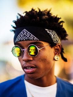 Ein Bandana als Stirnband ergibt mit einer Hippie-Sonnenbrille einen richtig lässigen Sommer-Style! Mens Head Wrap, Faces Emotions, Nyc Streets, Afro Punk Fashion, Wynwood Miami, Bandanas Men, Vintage Bandana, Afro Style, Bandana Styles