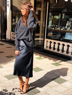 Silky Skirt, Blue Woman, Silk Midi Skirt, Rock Outfit, Modest Wear, Looks Street Style, Slip Skirt, Satin Skirt, Mode Inspo