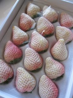 there are many strawberries in the box