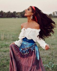 #design #fashion #fashionista #fashionweek #people #boho #bohochic #style #summer#summerstyle #freedom #бохо #стиль #стильныйобраз #свобода #красота #блузка #юбк�а #шик Bohemian Costume Halloween, Jipsys Costume, Romani Halloween, Gypsea Halloween Costume, Romani Cosplay, Gypsycore Costume, Gipsyland Outfit, Romani Halloween Costume, Romani Costume