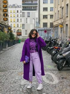 Monochromatic Fashion, Fest Outfits, Slouchy Jeans, Color Blocking Outfits, Lara Jean, Purple Coat, Monochromatic Outfit, Look Plus Size, Outfits Dress