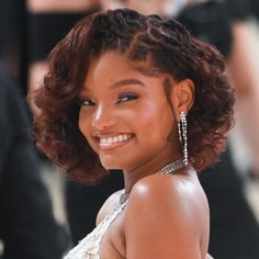 Chole Bailey Loc Styles, Halle Bailey Hairstyles, Chloe Bailey Hair, Halle Bailey Locs, Loc Baddie, Halle Bailey Hair, Halle Aesthetic, Met Gala Hair, Hair Theory