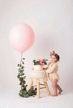 Birthday Photoshoot Ideas One Year Old, First Birthday Mirror Pictures, First Birthday Photo Shoot Outfit, Indoor Photo Backdrop, One Birthday Pictures, Timeless 1st Birthday Photos, Pink Cake Smash Photoshoot, 1st Birthday Indoor Photoshoot, Cake Smash Photos At Home