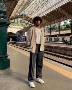 European Street Style Men, Thrifted Guy Outfits, Guy Fall Fits, Men’s Aesthetic, Boyfriend Outfits Men, Loose Fit Outfit Men, Men’s Outfit Aesthetic, It Boy Outfit, Boy Fits Aesthetic