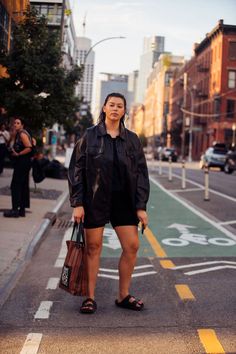 16 Birkenstock Outfits That Prove How Versatile They Are Street Style New York, Plus Size Fall Outfit, Plus Size Fall, High Waist Bottoms, Fashion Week Street Style