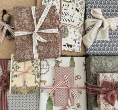 Wrapping Gifts Aesthetic, Christmas Gift Wrapping Aesthetic, Wrapped Presents, Gift Wrapping Inspiration, Christmas Inspo, Warm Christmas, Gifu, Merry Little Christmas