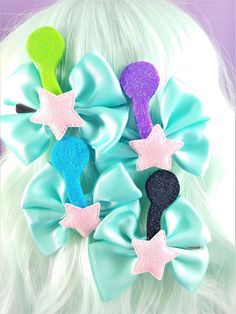 #hairclips #hairaccessories #handmade #la #hairclip #hairbows #headbands #accessories #bows #headband #fashion #hairpins #hair #smallbusiness #hairstyles #scrunchies #os #shopsmall #bow #babygirl #hairband #hairbands #supportsmallbusiness #maedemenina #hairbow #earrings #hairstyle #handmadebows #hairclipmurah #jepitrambut #handmadewithlove #kidsfashion #hairpin #hairaccessory #love #hairclipskids #hairclipimport #headpiece #hairclipkorea #jepitrambutkorea #o #clips #bowsbowsbows #hairaccesories Alien Antenna, Kawaii Alien, Uchuu Kei, Space Monster, Space Babe, Stars Glitter, Cute Alien, Shipping Quotes, Hair Ribbons