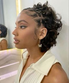 Very Short Curly Hairstyles Black Women, Very Curly Short Hairstyles, Locs Hairstyles For Women Curly Ends, Hairstyles For Short 4b/4c Hair, Short Hair With Skunk Stripe, Dominican Republic Hairstyles, Hair Styles For Very Short Curly Hair, Natural Hairstyles For High School, Braided Bun Hairstyles Black Women