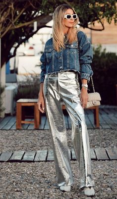 Gold Jacket Outfit Metallic, Silver Jeans Outfit Casual Styles, Silver Shirt Outfit, Glitter Jeans Outfit, Silver Jacket Outfit, Metallic Pant