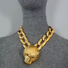 Features: - 100% Authentic YVES SAINT LAURENT by Robert Goossens. - 3 Dimensional hammered gilt panther head with green emerald rhinestone eyes. - Chunky chain links. - Gold tone hardware. - Adjustable hook closure. - Signed YSL Made in France. - Comes with YSL box. - Some wear at the back of the necklace and links due to friction. - Good vintage condition. Measurements: Height: 3.15 inches (8 cm) Width: 2.36 inches (6 cm) Height Chain: 1.10 inch (2.8 cm) Wearable Length: 19.29 inches (49 cm) to Ysl Box, Panther Head, Vintage Yves Saint Laurent, Emerald Eyes, Rhinestone Eyes, Chain Links, Panther, Chain Link, Made In France