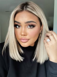 Rooted Blonde Bob, Short Blonde Hair Balayage, Blonde Bob Dark Roots, Very Blonde Highlights, Ash Blonde Hair Balayage, Blonde Hair With Roots, Perfect Blonde Hair, Estée Lauder Double Wear