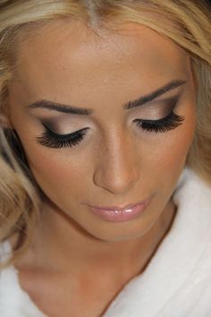 The Best Wedding Makeup Ideas For Brides, Bridesmaids, And The Entire Bridal Party. We Cover Make Up Ideas For Blondes, For Brunettes, For Long Hair, Medium Length Hair And Short Hair. We Cover Natural And Vintage Looks And How To Give A Bride Or Bridesmaid A Dramatic Or Romantic Look. Some Makeup Ideas For Brides With Hazel Eyes, Blue Eyes, Green Eyes, Or For Brides With Brown Eyes. These Stunning Makeup Ideas For Wedding Makeup Are Great For Summer, Fall And Winter. Bridal Makeup For Brown Eyes, Fest Smink, Bottom Eyeliner, Top Eyeliner, Brown Eyes Blonde Hair, Wedding Makeup Vintage, Dag Make Up