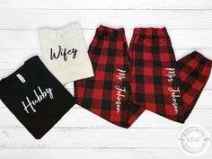 Personalized couples matching pjs for the new Mr and Mrs.  Matching Hubby and Wifey shirts with personalized red and black plaid flannel pajama jogger pants are comfy and as pajamas or to wear as lounge set. ♥EACH PIECE SOLD SEPARATELY, SELECT BOTH TOP AND BOTTOM FOR SET. TO SEE MY STOREFRONT FOR MORE ITEMS, GO HERE 👉🏼 https://www.etsy.com/shop/GBVC?ref=seller-platform-mcnav 🌺SIZING AND MATERIAL INFO🌺 ♦ UNISEX FIT TOP AND JOGGERS THAT ARE RELAXED FIT (FOR WOMEN, SIZE DOWN IF YOU WANT A MORE Matching Pjs, Flannel Pajama Sets, Christmas Pajama Set, Flannel Pajamas, Red And Black Plaid, Christmas Pajamas, Matching Couples, Couple Outfits, Wedding Matches