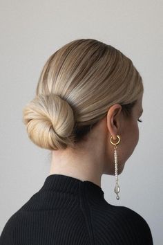 Sleek Bun Hairstyles, Low Bun Wedding Hair, Bun Wedding, Low Bun Hairstyles, Updo Tutorial, Sleek Bun, Hair Tutorials Easy, Effortless Hairstyles