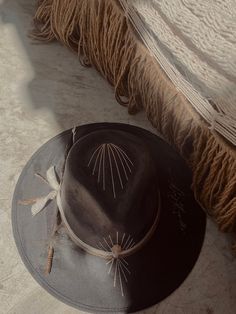 ◦ ँ ◦ FONTE TULUM◦ ँ ◦ Nuestros sombreros Fonte Tulum tienen un ala clásica de 9 cm de longitud completa, que protege perfectamente la cara del sol de verano. Cada pieza es única debido a su elaboración artesanal. Las manos mágicas de los artesanos se unen con la visión actual de nuestros diseños. De Tulum para el mundo. Tallas: M: La circunferencia es de 56-58 cm y se adapta a la mayoría de los tamaños de cabeza. L: la circunferencia es de 60-62 cm. Ambos tamaños incluyen una cuerda ajustable e Elegant Handmade Adjustable Fedora, Elegant Handmade Adjustable Felt Hat, Elegant Handmade Rodeo Hat, Handmade Artisan Panama Hat With Curved Brim, Artisan Handmade Panama Hat With Curved Brim, Handmade Brimmed Felt Hat For Beach, Handmade Flat Brim Felt Hat For Beach, Handmade Panama Hat With Curved Brim, Artisan Fedora Felt Hat For Beach