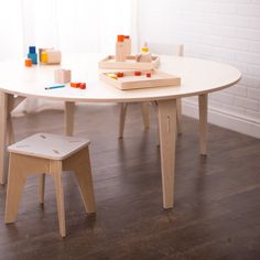 48x48x20 Round Table with a School Stool and a School Chair. Round Kids Table, Modern Kids Table, Projects School, Modern Kids Furniture, School Tables, Communal Table, Round Tables, Classroom Furniture, Floor Table