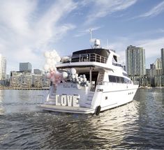 Small Boat Wedding Ideas, Boat Decorating Ideas Party, Bachelorette Party Yacht, Yacht Bachelorette, Boat Wedding Decorations, Yacht Party Theme, Party On A Yacht, Picnic Boat, Party Yacht