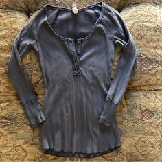 Free People (Side Label) Henley Top Size Xs Charcoal Gray Stretchy Ribbed Material Snap Enclosure 3/4 Sleeve Longer Body Length Like New Condition This May Possibly Even Be Nwot. Will Accept Most Reasonable Offers. Item Is Final Sale. 00s, Twilight, Bella Swan, Dark Academia Vintage Long Sleeve Dark Wash Tops, Grunge Long Sleeve Fitted Tops, Bella Swan Clothes, Soft-washed Long Sleeve Grunge Tops, Gray Cotton Henley Neckline Top, Women’s Henley Shirt, Twilight Bella, Fall Tops, Bella Swan