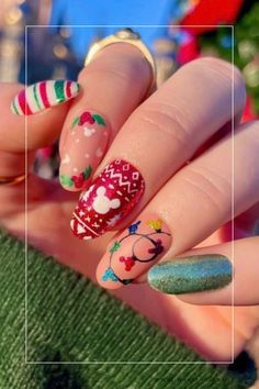 Christmas is a time of joy, warmth, and togetherness. While we decorate our homes and dress up for the season, why not add some holiday cheer to your nails as well? Simple Christmas nails are an easy and fun way to show off your festive spirit. Whether you’re getting ready for a cozy family gathering or a stylish office party, simple Christmas nails can be the perfect accessory. Disney Character Nails Short, Disney Christmas Gel Nails, Disney Christmas Tattoo, Disney Nail Designs Christmas, Disney Nails Winter, Disney Christmas Nails Acrylic, Holiday Disney Nails, Disney Xmas Nails, Disney Christmas Nail Designs