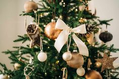 a decorated christmas tree with gold and white ornaments