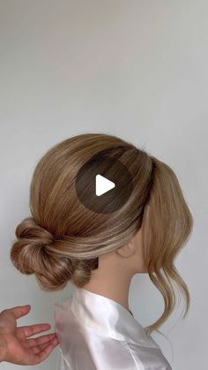 Sandra Monzon-Atlanta Ga Bridal Hairstylist on Instagram: "Este video es en colaboración con @saloncentric #saloncentricpartner 

Producto:
Para volumen y textura utilize el polvo “Puff.Me volumizing powder” de la marca @designmehair 

Herramienta:
Tenaza de barril largo 1.5 pulgadas de la marca @bioionic 

Les platico que @saloncentric estará llevando acabo su Venta de Invierno a partir del  10 al 12 de Noviembre, que incluye el polvo y la tenaza que utilice en este tutorial, junto a otras increíbles marcas y productos, disponible en su tienda local @saloncentric 

#SCXWBO #saloncentric #hairstyles #peinados #peinadosocial" No Curl Hairstyles, Easy Bridal Bun Tutorial, Updo Hairstyles Videos, Hair Updos For Weddings Guest, Simple Up Do, Pretty Updos For Long Hair, Party Updo Hairstyles, Easy Bridal Hairstyles, Easy Elegant Hairstyles