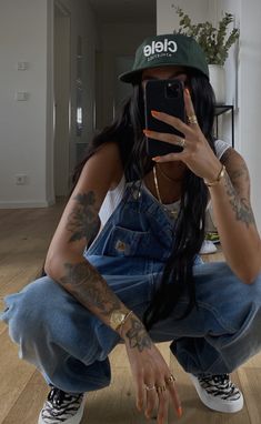 Windy City Series, Liz Tomforde, Jumpsuit Overalls, Outfit Streetwear, Aesthetic Streetwear, Inspo Outfit, 90s Retro, Windy City, Looks Chic