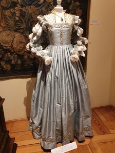 1600 Italian Fashion, Victorian Dress Sleeves, 1600s Fashion Dresses, 1600s French Fashion, Late 1600s Fashion, 1700s Royal Fashion, 1700 Womens Fashion, 1500 Outfits, 1650s Dress