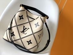 This NéoNoé bucket bag is made of soft Monogram Empreinte leather. It presents unique patterns with printing, embossing and embroidery. It pays tribute to the quilted lining design of the brand’s hard case and leads the 2022 spring and future fashion. Dimensions: 26 x 26 x 17.5 cm Lv Neonoe, Louis Vuitton Yayoi Kusama, Louis Vuitton Neonoe, Black Louis Vuitton, Louis Vuitton Capucines, Large Cosmetic Bag, Lv Purse, Lv Shoes, Medium Handbags