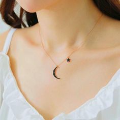 Womens Necklaces Simple, Kalung Choker, Easy Necklace, Simple Necklace Designs, Black Moon, Link Chain Necklace, Moon Flower