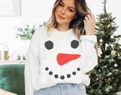 Your winter wonderland dreams will come true with our large playful snowman Sweatshirt. Our frosty face snowman will keep you warm and cozy throughout the holiday season. Grab your cocoa and build a snowman in this adorable classic Christmas sweatshirt. Snowman Christmas Sweatshirt | Couples Christmas Sweatshirt | Snowman Sweater | Christmas Snowman Sweater | Winter Sweatshirt| Snowman Sweat A sturdy and warm sweatshirt bound to keep you warm in the colder months. A pre-shrunk, classic fit sweat Fun White Sweatshirt For Winter, Fun White Winter Tops, Fun White Tops For Winter, Rudolph Outfit, Snowman Sweatshirt, Dreams Will Come True, Snowman Sweater, Couples Christmas, Diy Sweatshirt