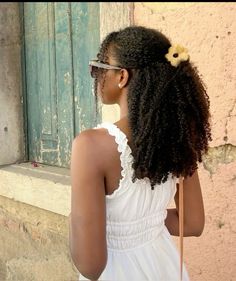 Classy Afro Hairstyles, Curly Hair Classy, Coils Hairstyles, Classy Curly Hairstyles, Natural Hair Aesthetic, White Dress Outfits, Curly Half Up Half Down, Classy Summer Dress, Natural Hairstyle Ideas