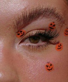 Halloween Makeup Looks Pretty, Halloween Eyeliner Pumpkin, Howlloen Makeup, Spooky Cute Makeup, Simple Halloween Makeup Looks For School, Pumkin Makeup Easy, Halloween Makeup Minimal, Halloween Makeup With Eyeliner, Pumpkin Eye Makeup Halloween