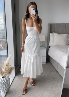 Cute White Dress, Honeymoon Outfits, Summer Trends Outfits, Italy Outfits, Romantic Outfit, Stylish Party Dresses, Summer Dress Outfits, Looks Chic, Feminine Outfit