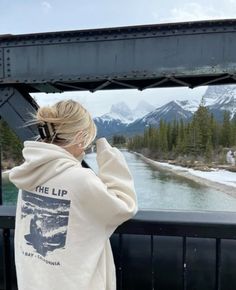 Alaska Pictures Ideas, Alaska Instagram Pics, Cold Weather Pics, Alaska Aesthetic Outfits, Picture Ideas Mountains, Granola Girl Instagram, Granola Girl Hair, Winter Instagram Pictures, Tarah Dewitt