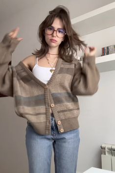 Claudia Cook, Big Glasses Aesthetic, Ideas Maquillaje, Big Glasses, School Fit, School Fits, City Aesthetic, Cute Fits