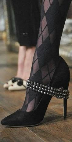 Alice and Olivia ♥✤ | KeepSmiling | BeStayBeautiful Mode Rockabilly, Fabulous Shoes, Hot Shoes, Black High Heels, Shoe Closet, Crazy Shoes, If The Shoe Fits, Shoe Obsession, Shoe Fits