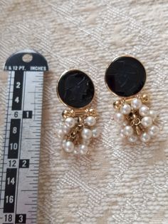 Gorgeous 14-karat gold coin jet carved Pearl cluster articulating earrings. Magnificent collectibles. Roman Coin Jewelry, Gold Coin Earrings, Italian Earrings, Carved Pearl, Gold Fringe, Coin Earrings, Pearl Cluster, Gold Coin, Coin Jewelry