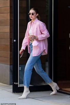 Pink Shirt Outfit, Gigi Hadid Street Style, Gigi Hadid Outfits, Looks Jeans, Skandinavian Fashion, Denim On Denim, Hadid Style, Looks Street Style, Ralph Lauren Outfits