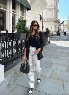 Zara Metallic Jeans Outfit, Silver Jeans Outfit 2023, Metallic Pant Outfit, Zara Silver Jeans, Wise Leg Pants Outfit, Silver Metallic Jeans Outfit, Silver Pant Outfit, How To Style Silver Pants, Silver Pants Outfit Casual