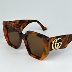 New Gucci Gg0956s 007 Havana Brown Cat Eye Unisex Sunglasses Gg 0956s Brand: Gucci Model: Gg0956s / Gg 0956s Color Code: 007 Gender: Unisex Frame Colour: Havana Frame Shape: Cat Eye Frame Style: Full Rim Frame Material: Acetate Lens Color: Brown Lens Material: Nylon Size: 54x19x145 100% Uv Protection Brand New And 100% Authentic! Made In Italy. Full Retail Gucci Set Includes: 1. Glasses 2. Case 3. Matching Satin Pouch 4. Cleaning Cloth With Brand Logo 5. Authenticity Card/Certificate Feel Free T Havana Brown Cat, Brown Cat Eye, Lux Fashion, Satin Pouch, Sunglasses Women Oversized, African Lace Dresses, Brown Lens, Black Cat Eyes, Brown Cat