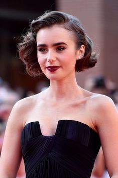 Lily was the picture of pinup perfection at the premiere of Love, Rosie at the Rome Film Festival with a wavy bob, vampy lipstick, and subtle purple eyeliner to match her gown. Short Wedding Hair Inspiration for Jenny Buckland Hair and Make up #shortweddinghair #shortweddinghairinspiration #weddinghairinspiration #shortweddinghairideas #weddinghair #shorthair Lily Collins Hair, 1940s Hairstyles, Vintage Wedding Hair, Wedding Hair Inspiration, Short Wavy Hair, Short Wedding Hair, Retro Hairstyles, Lily Collins