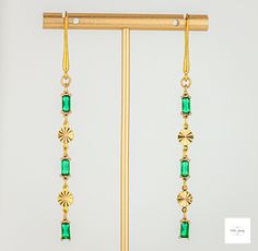 Long dangling gold earrings with sparkling emerald green glass accents, green drop earrings Glamorous Earrings, Earrings Rectangle, Glass Drop Earrings, Boho Chic Style, Vintage Style Earrings, Link Earrings, Gold Jewelry Necklace, Christmas Accessories, Pretty Purple