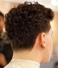 Taperfade Men Curly Hair, Taper Fade Long Hair, Curly Taper Fade, Temp Fade Haircut, Taper Haircut, Haircuts 2020, Fade Men, Fade Haircut Curly Hair